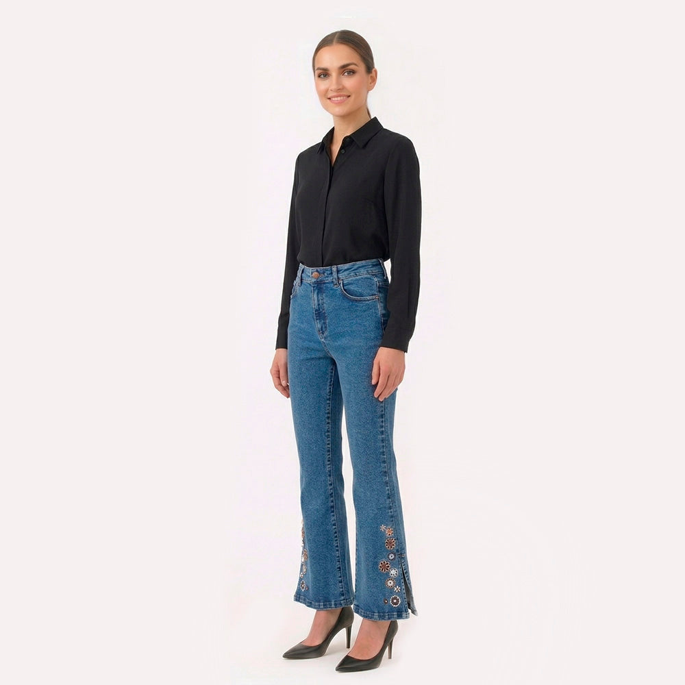 Jean Flare Lec Lee Tiro Medio con Bordado Floral y Abertura – Indigo medio