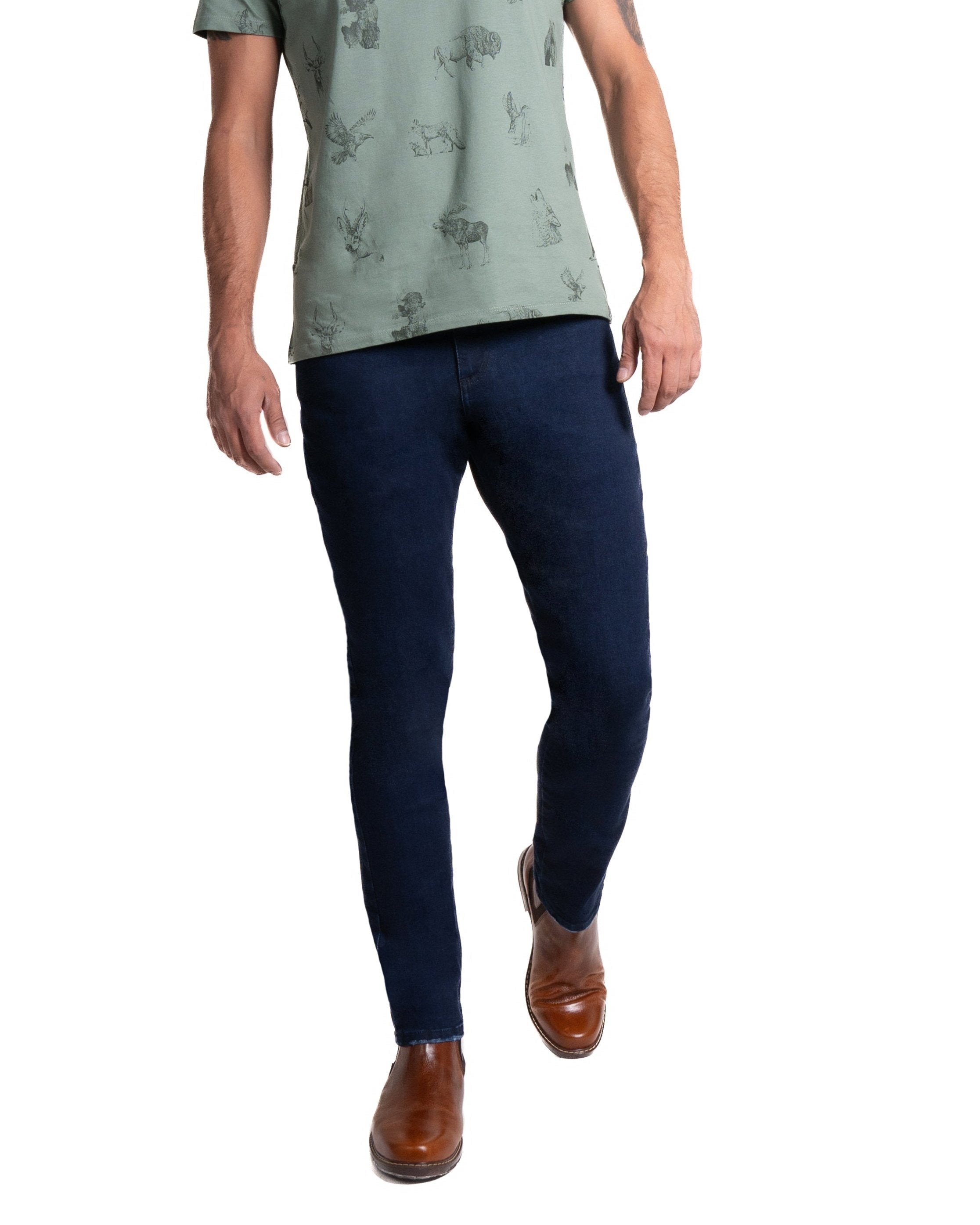 Jean básico Trim para hombre color azul oscuro