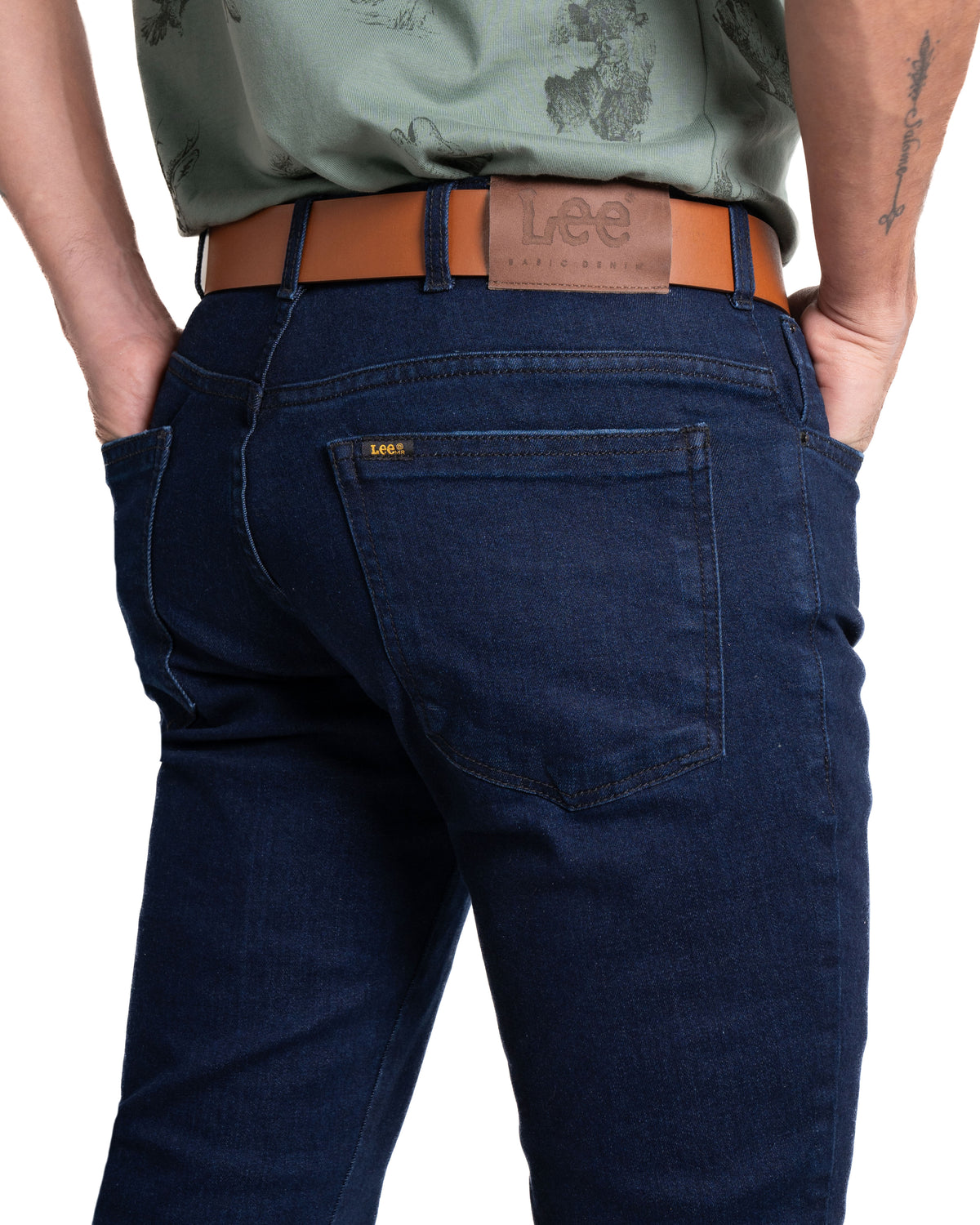 Jean básico Trim para hombre color azul oscuro